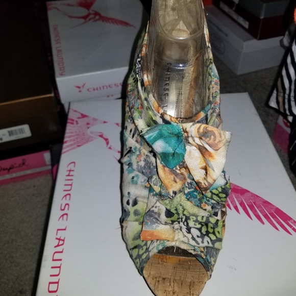 EUC Women's Safari Heels - Picture 2 of 3